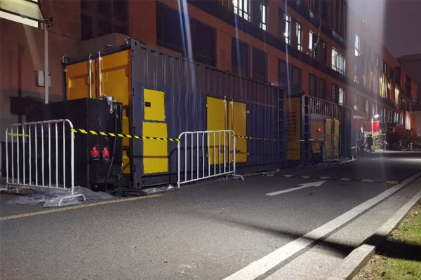 大安镇柴油发电机组的输出电压是如何调节的？